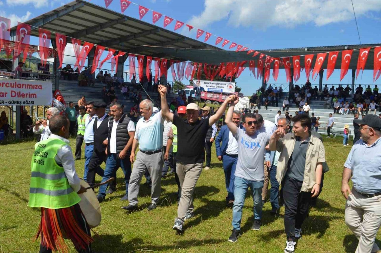 Bafra Bengü Güreşleri’nde Başpehlivan Fatih Kambur oldu
