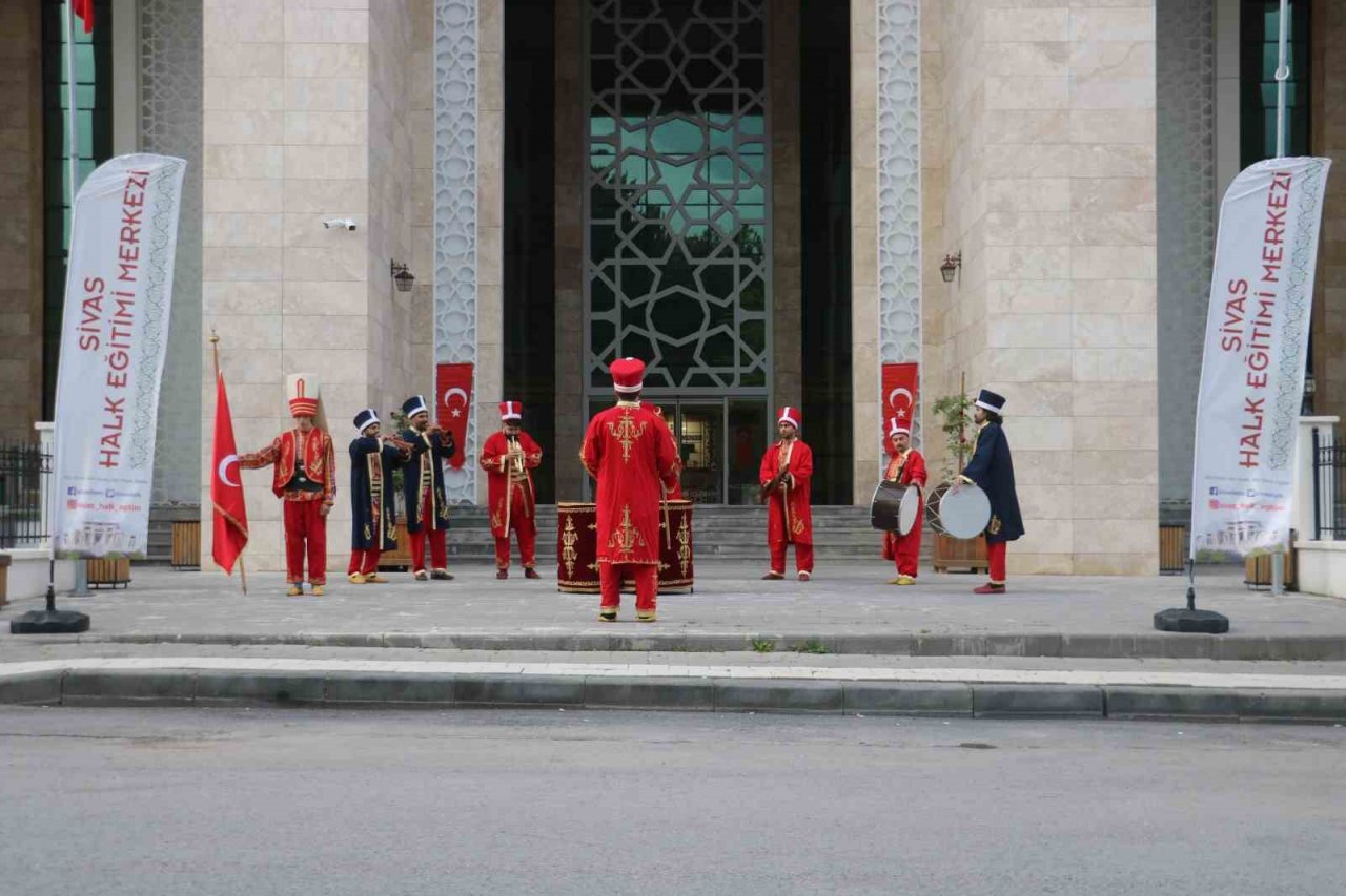 Dünyanın en eski askeri bandosu, açılan kursta yeniden canlanıyor