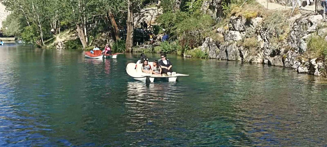 Dünyanın en berrak sularından birine sahip, yerli turistlerin ilgi odağı oldu