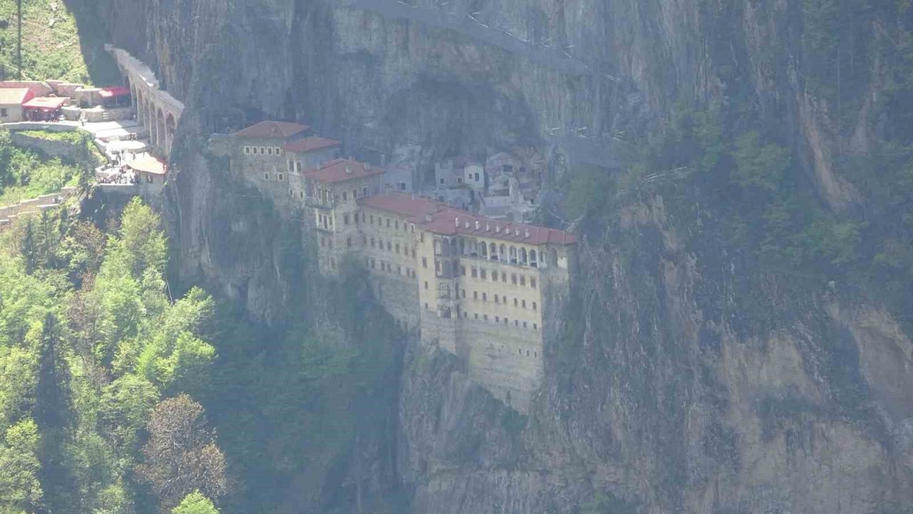 Sümela Manastırı’nı Kurban Bayramı tatilinde 20 bine yakın turist ziyaret etti