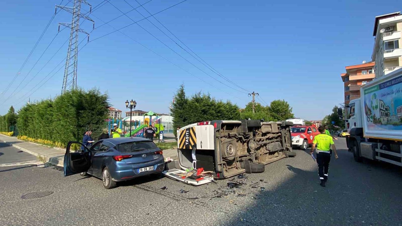 Otomobille çarpışan işçi servisinin devrildiği kaza kamerada