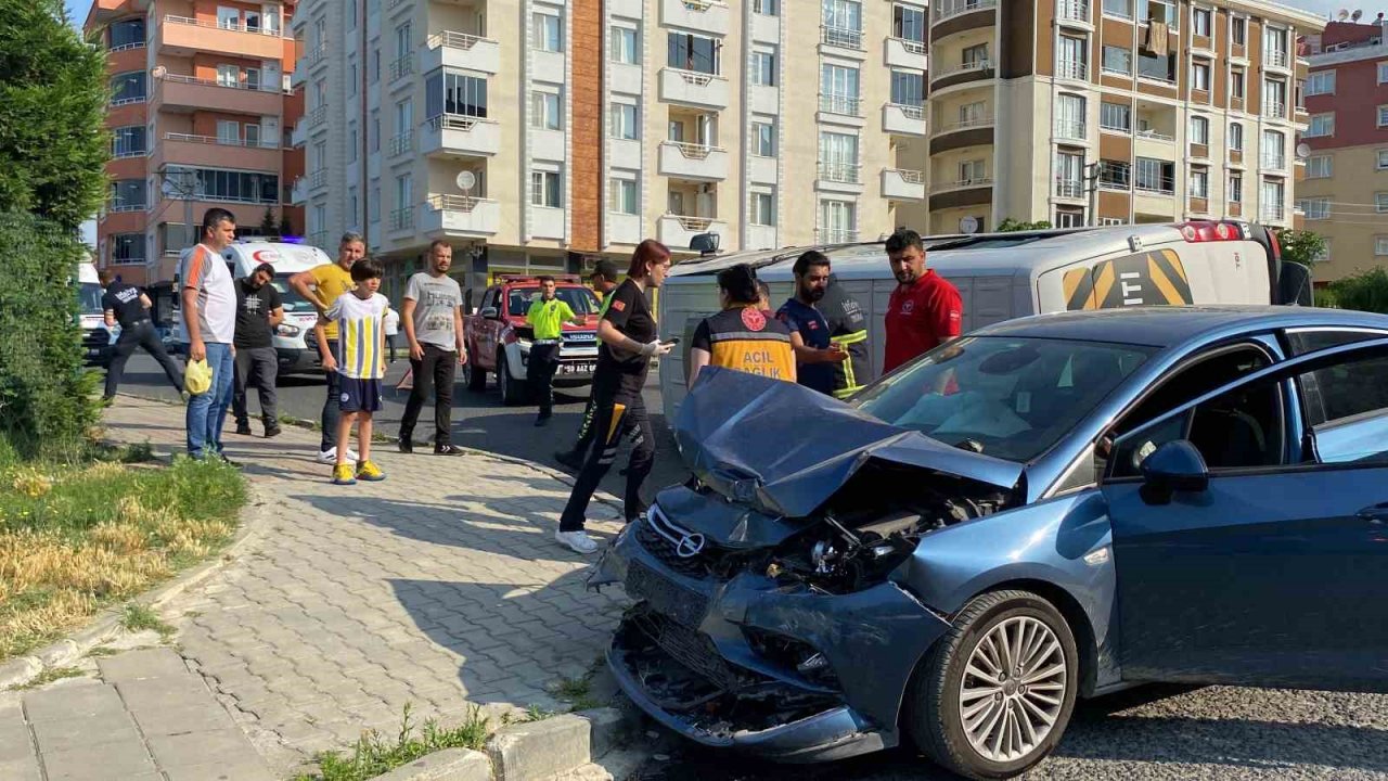 Otomobille çarpışan işçi servisinin devrildiği kaza kamerada