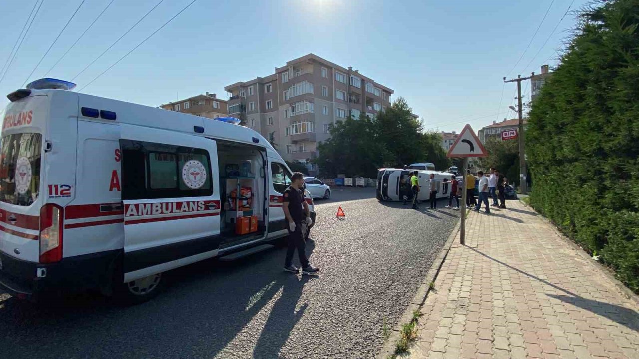 Otomobille çarpışan işçi servisinin devrildiği kaza kamerada