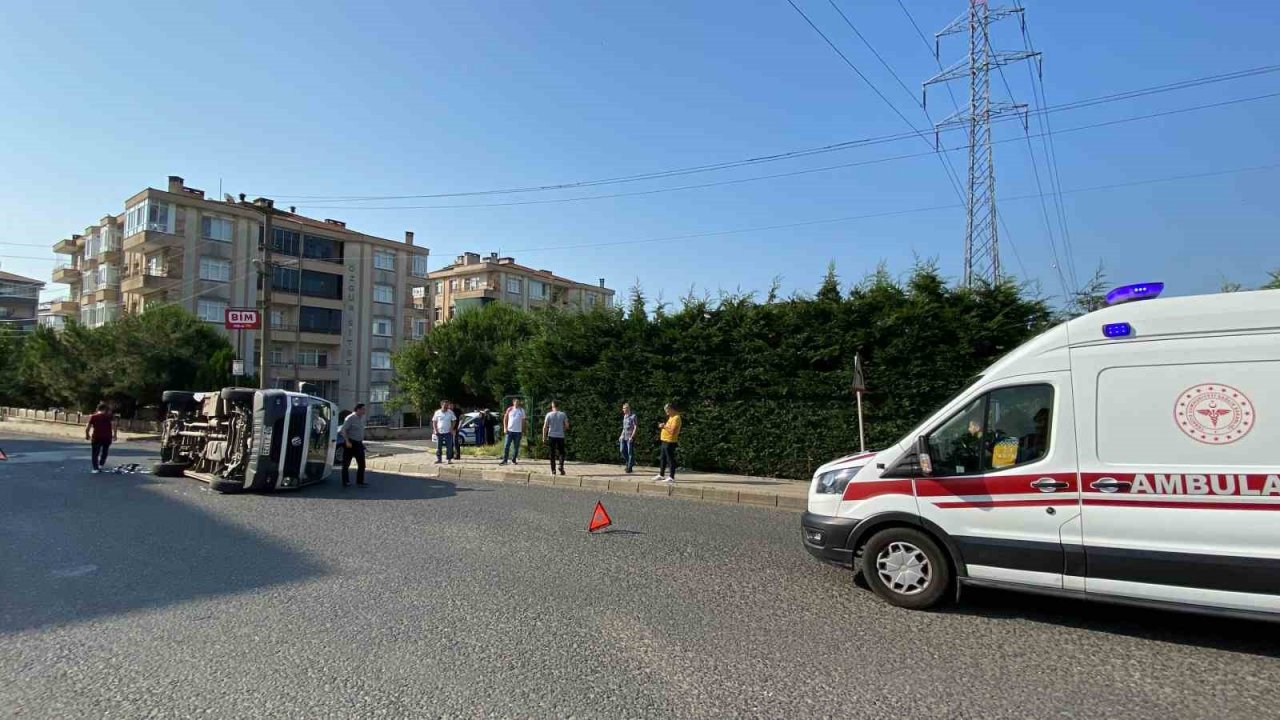 Otomobille çarpışan işçi servisinin devrildiği kaza kamerada