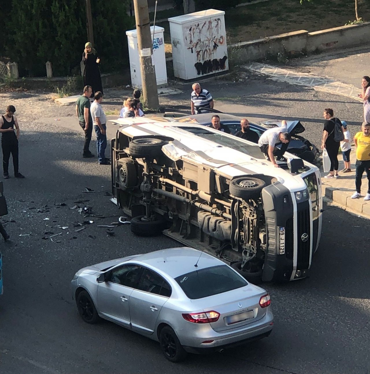 Otomobille çarpışan işçi servisinin devrildiği kaza kamerada