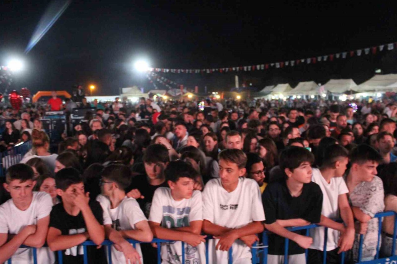 Sakiler grubu Tekirdağ’da konser verdi