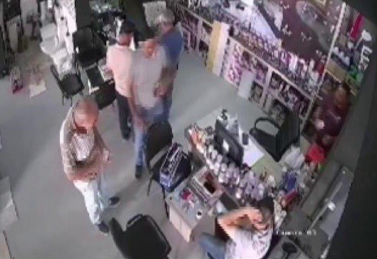 Boğazına ekmek kaçan müşteriyi ’Heimlich’ manevrasıyla kurtardı