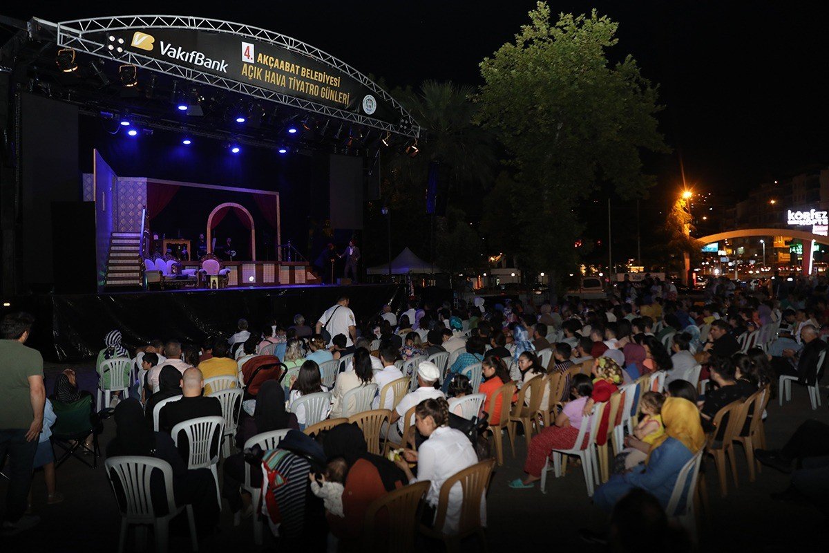 Akçaabat’ta 4. Açık Hava Tiyatro Günleri başladı