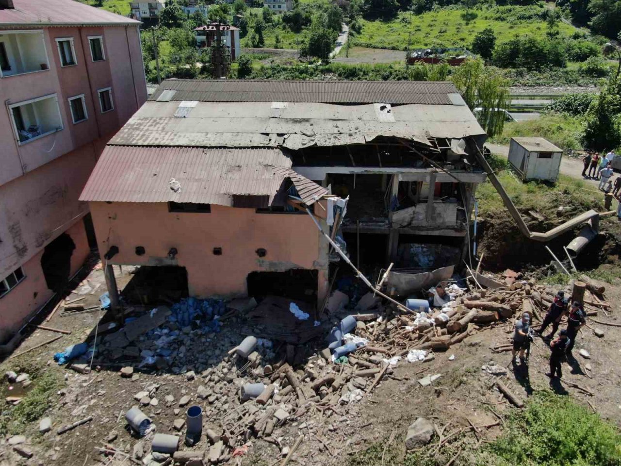 Trabzon’da buhar kazanı patlaması sonrası harabeye dönen iş yeri havadan görüntülendi