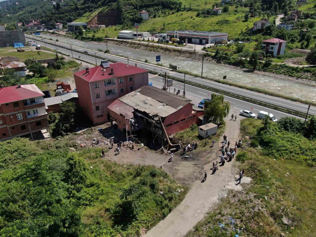 Trabzon’da buhar kazanı patlaması sonrası harabeye dönen iş yeri havadan görüntülendi