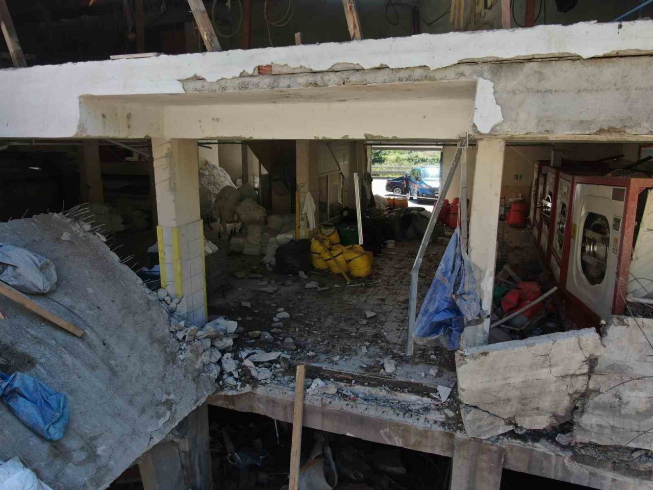 Trabzon’da buhar kazanı patlaması sonrası harabeye dönen iş yeri havadan görüntülendi