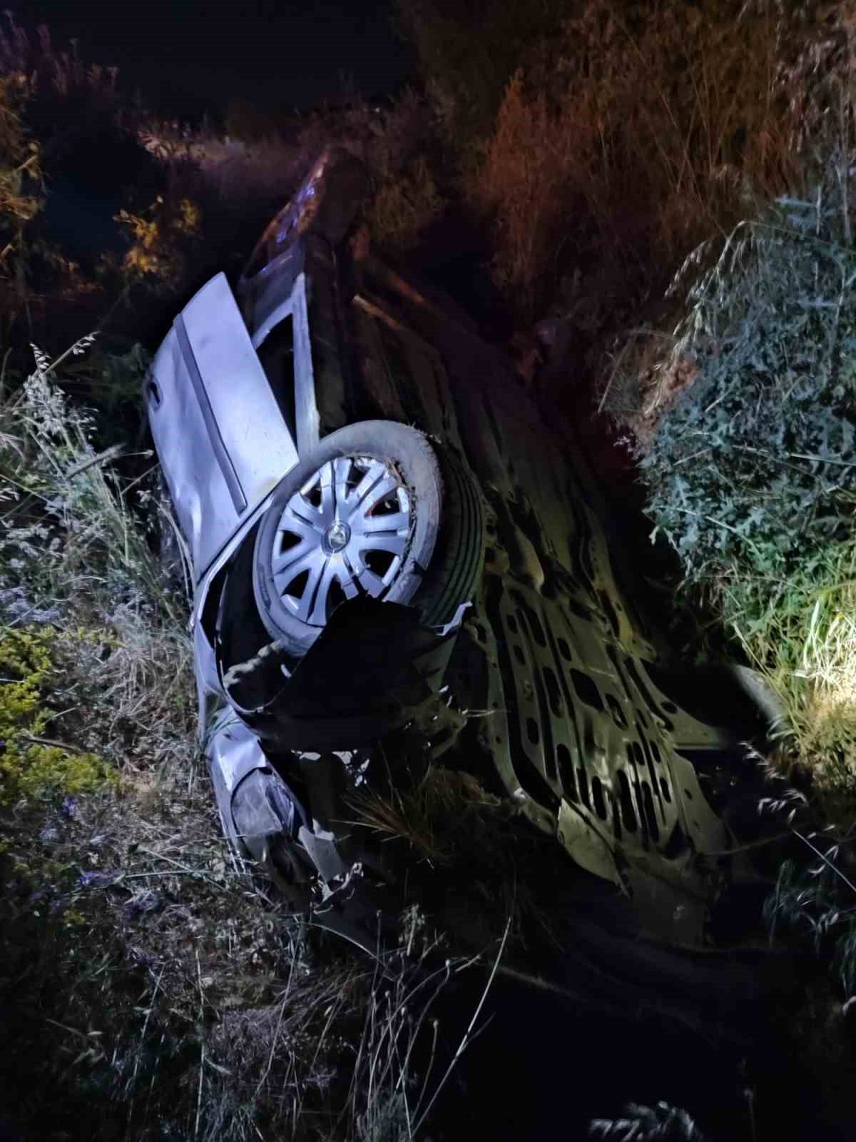 Şarampole devrilen araçtaki 3 kişi yaralandı