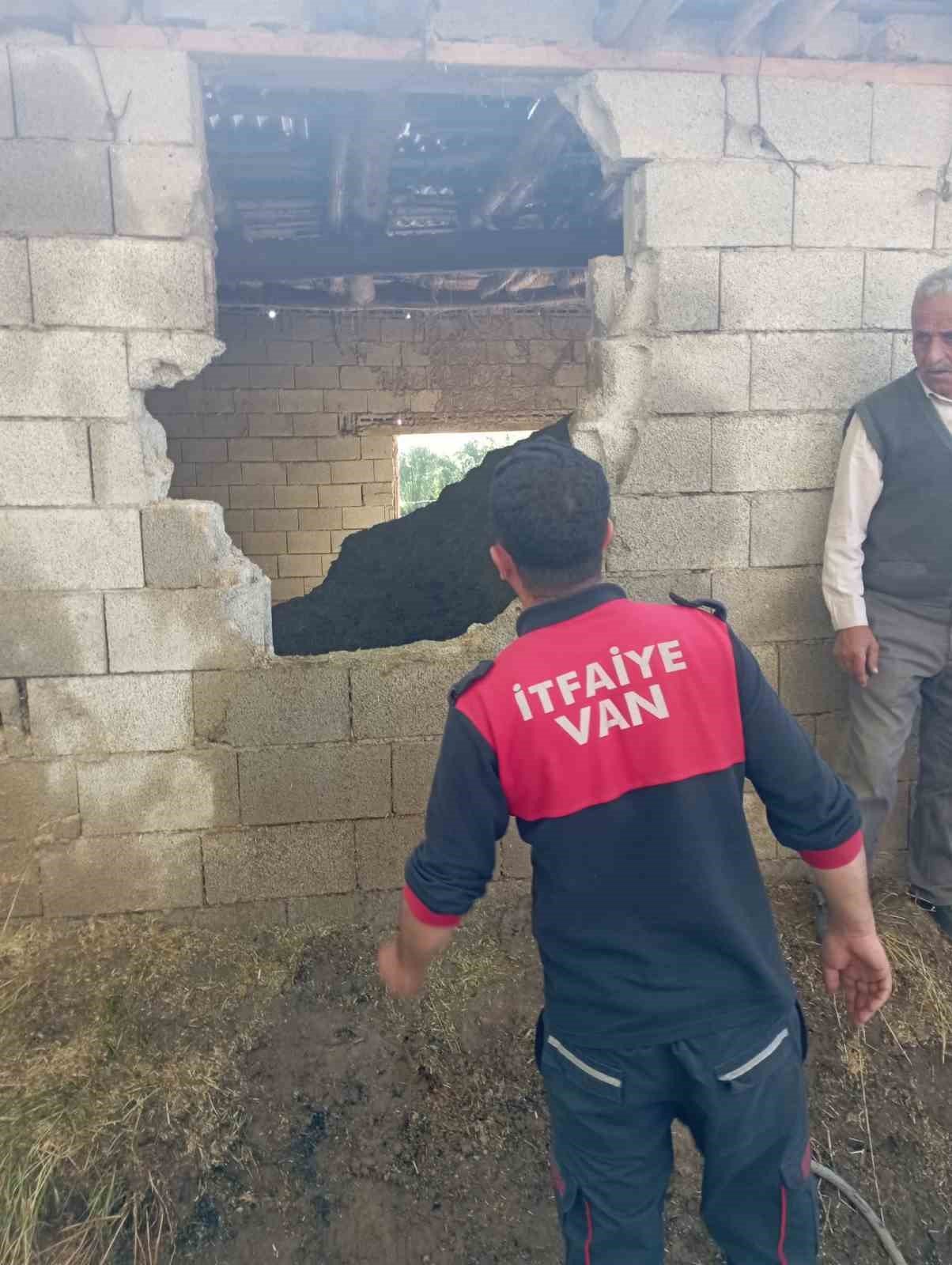 Edremit’te samanlık yangını