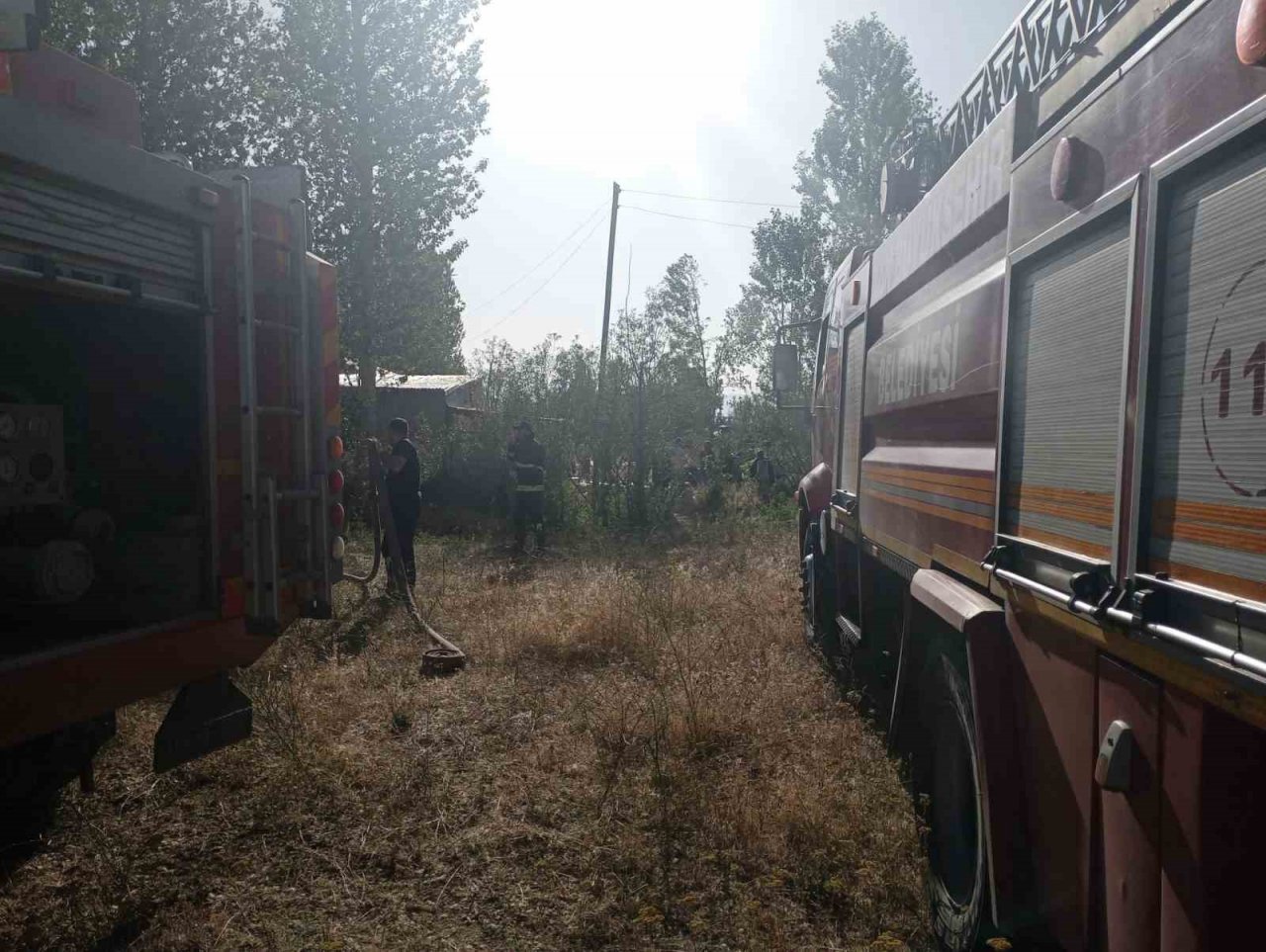 Edremit’te samanlık yangını