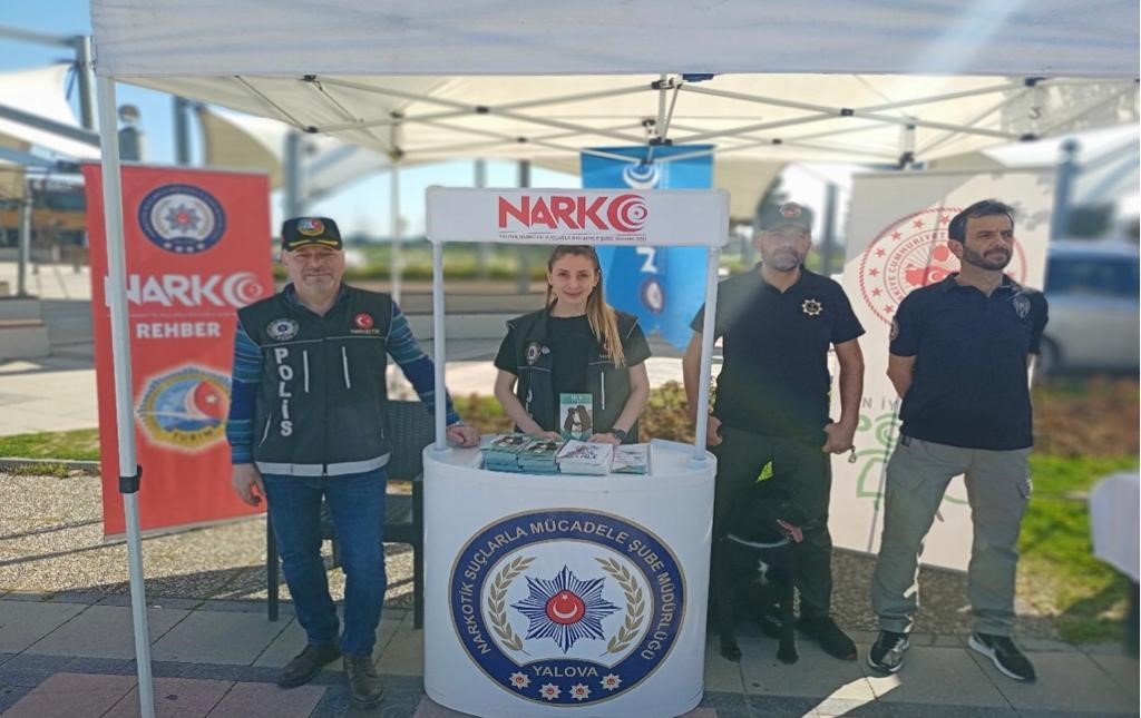 Yalova polisi “Türkiye Hep Birlikte Uyuşturucuya Hayır Diyor” sloganı ile sahada