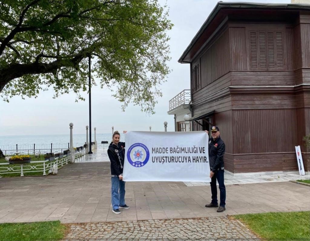 Yalova polisi “Türkiye Hep Birlikte Uyuşturucuya Hayır Diyor” sloganı ile sahada