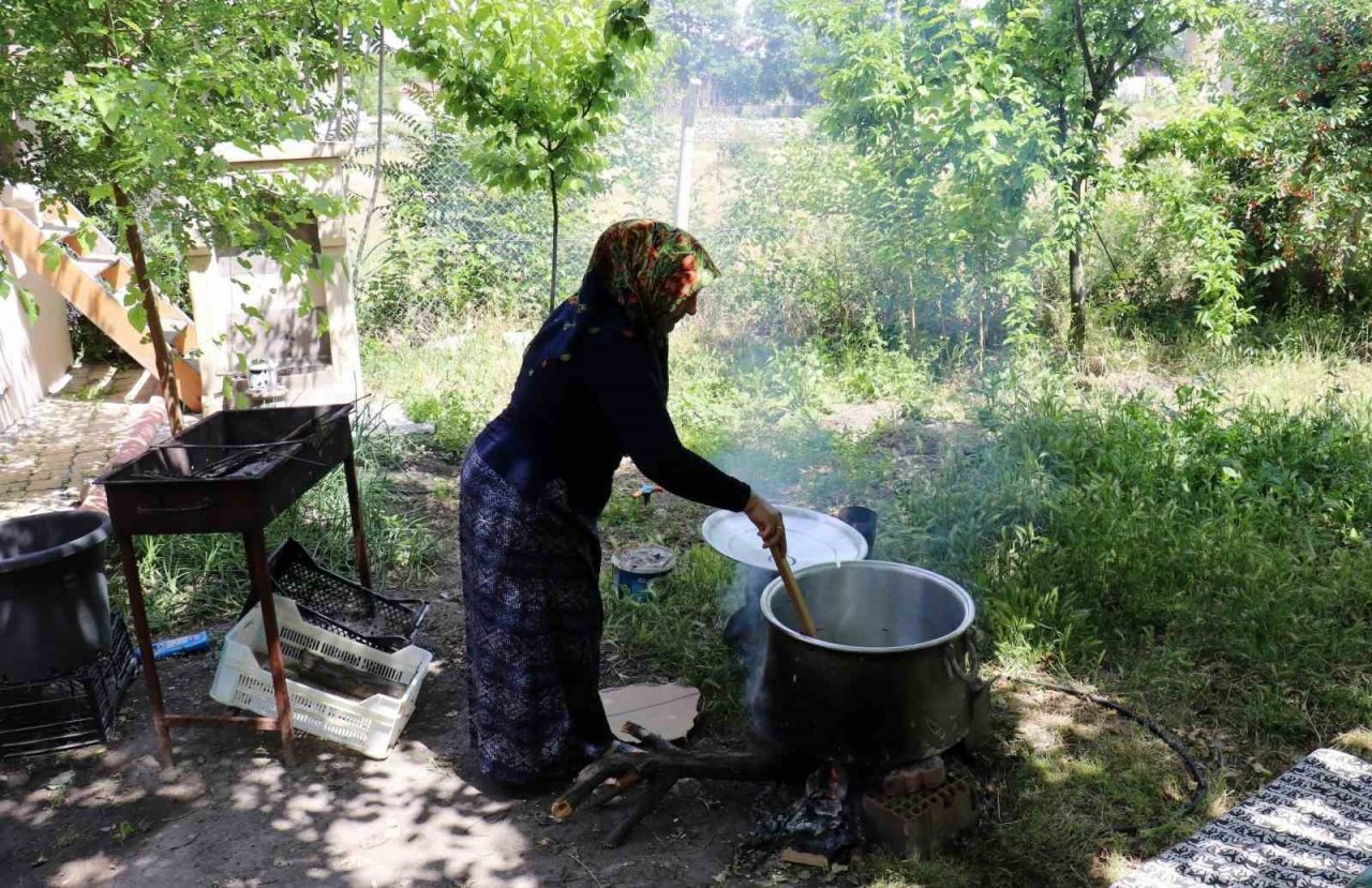 Yüzyıllardır süren geleneksel yöntemlerle pekmez yapımı