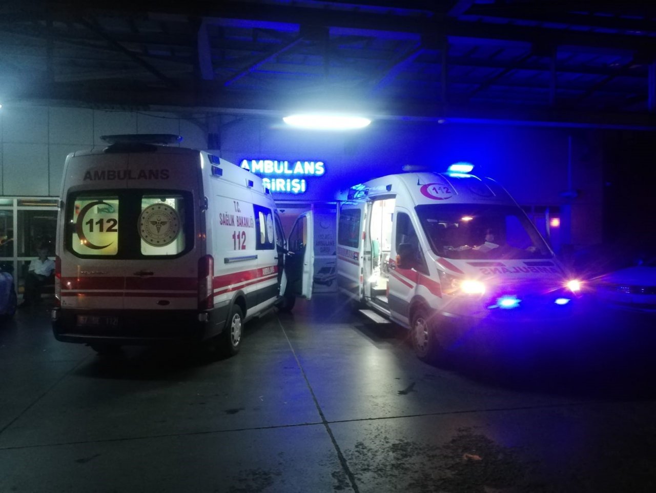 Duvara çarpan pat pat devrildi: 3 yaralı