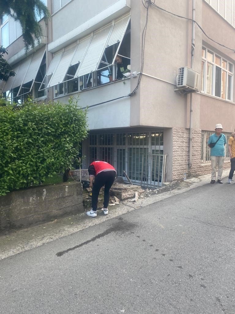 Otomobil bahçe duvarını yıktı