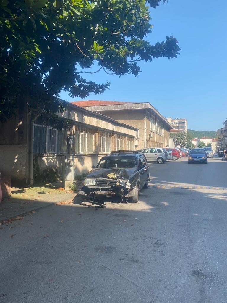 Otomobil bahçe duvarını yıktı