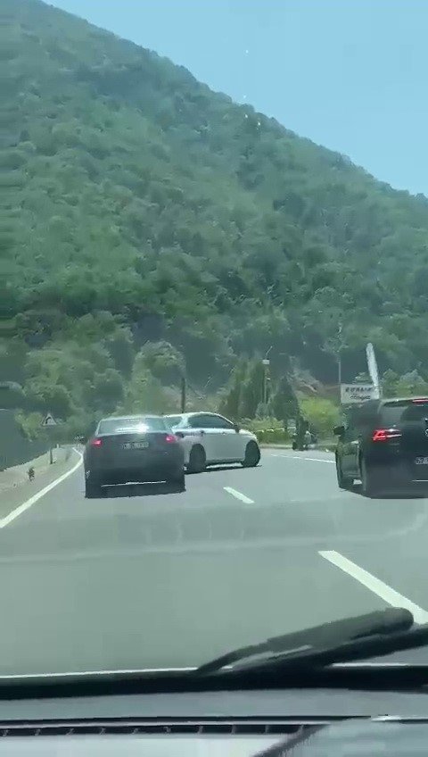 Trafiği tehlikeye atan sürücüye 4 bin 64 lira ceza: O anlar kamerada