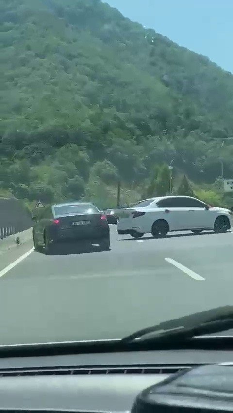 Trafiği tehlikeye atan sürücüye 4 bin 64 lira ceza: O anlar kamerada