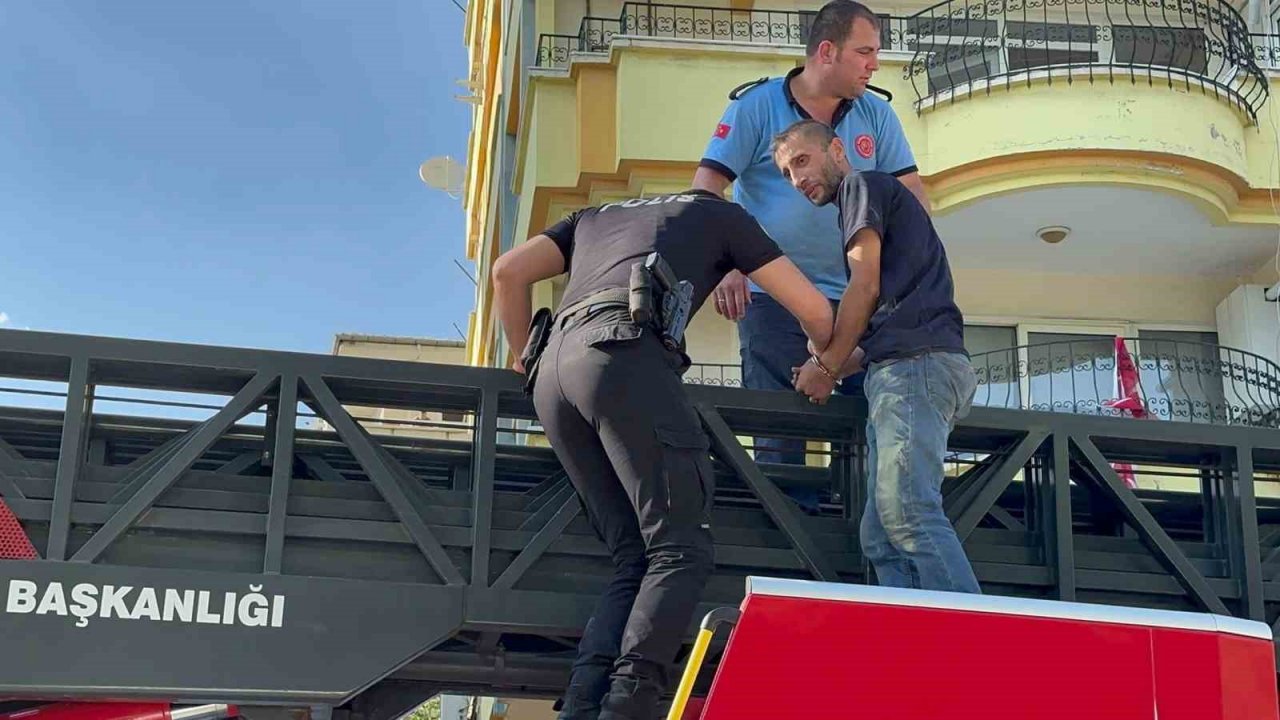 Hırsızlar bu sefer baltayı taşa vurdu: Kaçarken klimanın demirine asılı kaldılar
