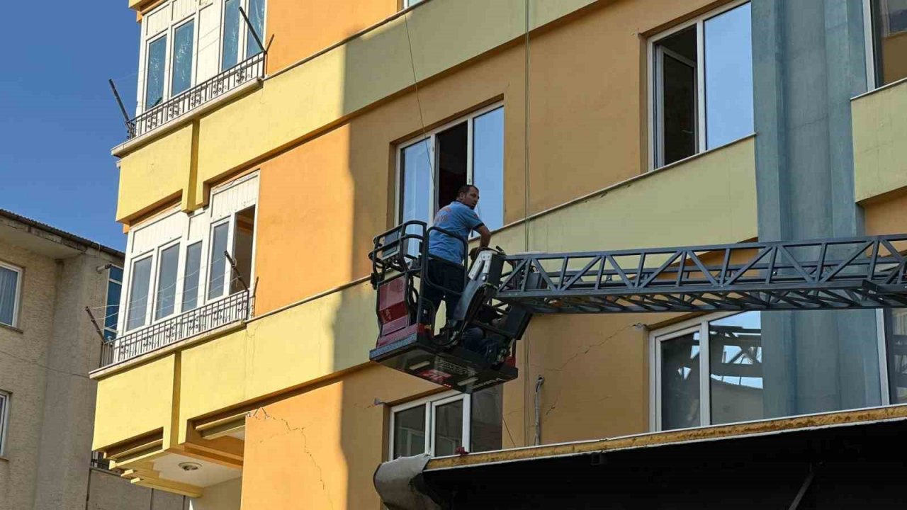 Hırsızlar bu sefer baltayı taşa vurdu: Kaçarken klimanın demirine asılı kaldılar