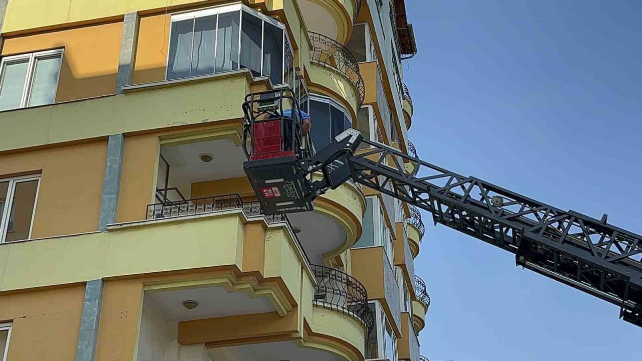 Hırsızlar bu sefer baltayı taşa vurdu: Kaçarken klimanın demirine asılı kaldılar