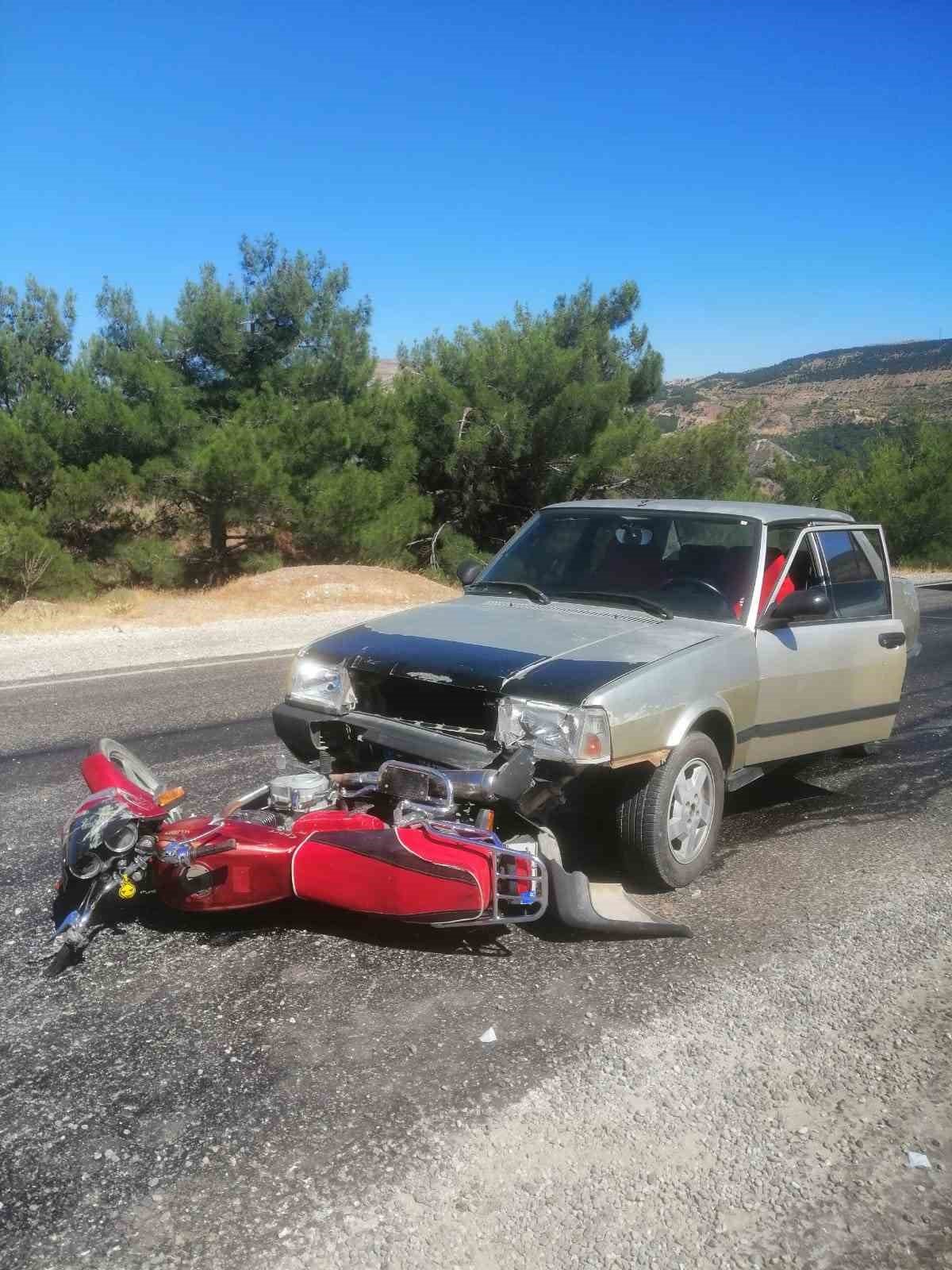 Otomobil ile motosiklet çarpıştı: 2 yaralı