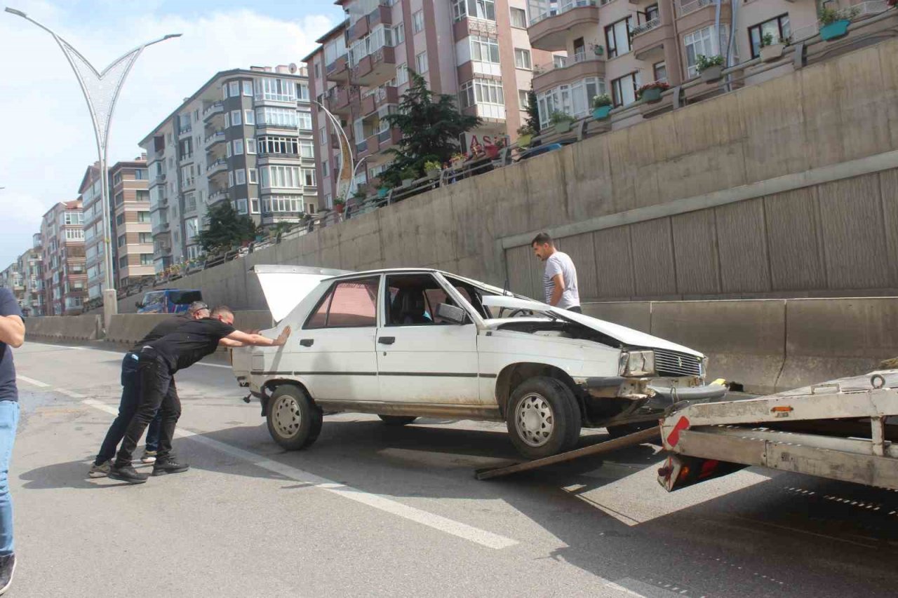 Takla atan otomobilde 2 kişi yaralandı