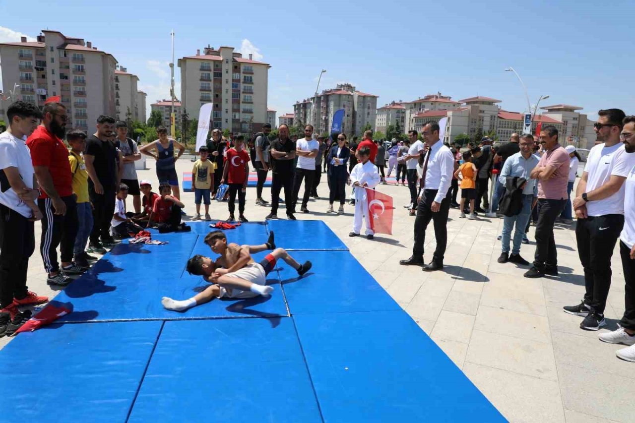 Ağrı’da spor okulları ve engelsiz spor okulları görkemli törenle açıldı