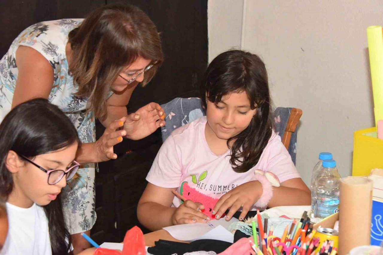 Atık malzemelerden kostüm dikecekler