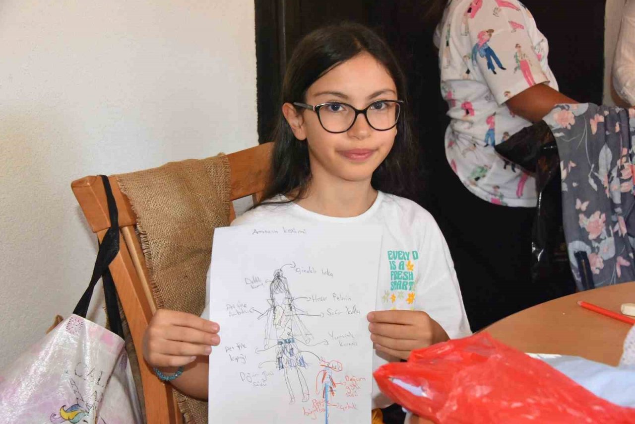 Atık malzemelerden kostüm dikecekler