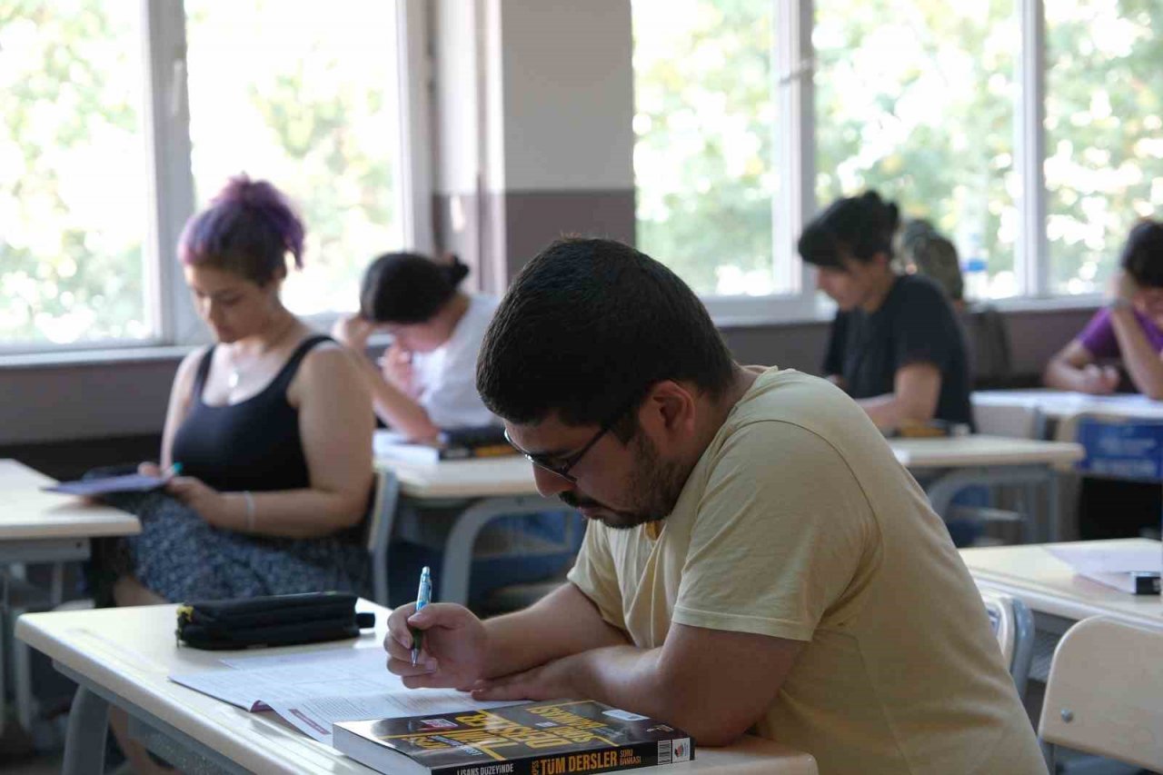 Devlet memuru olmak isteyenler bu kursa akın ediyor