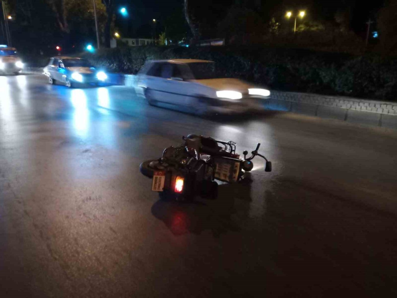 Refüje çarpan sürücü yaralandı