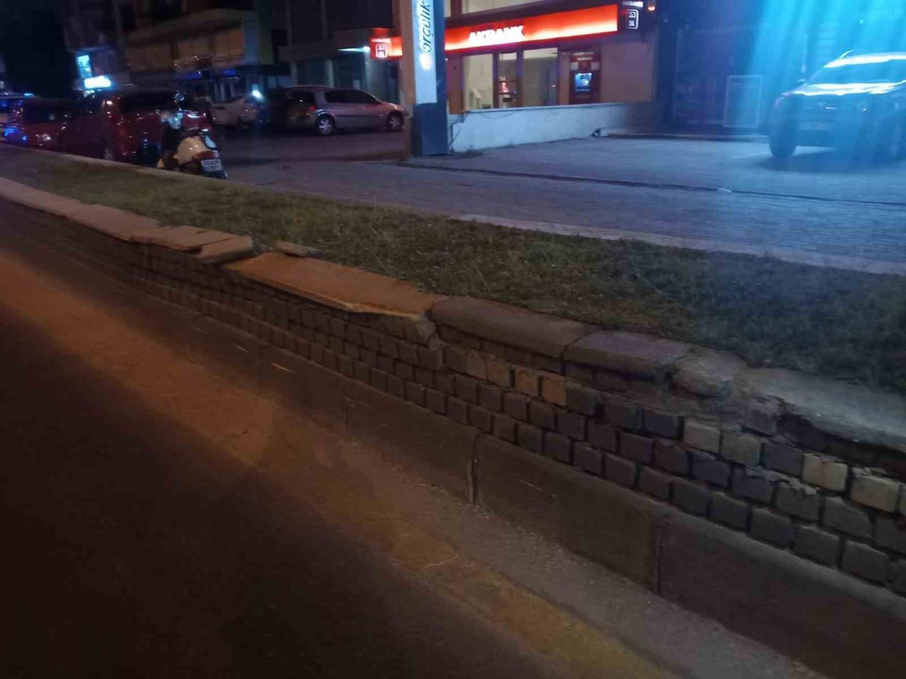 Refüje çarpan sürücü yaralandı