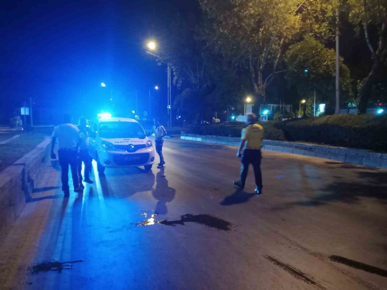 Refüje çarpan sürücü yaralandı