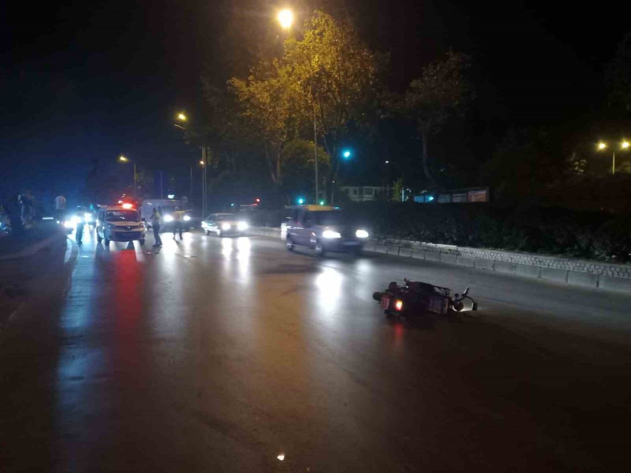 Refüje çarpan sürücü yaralandı