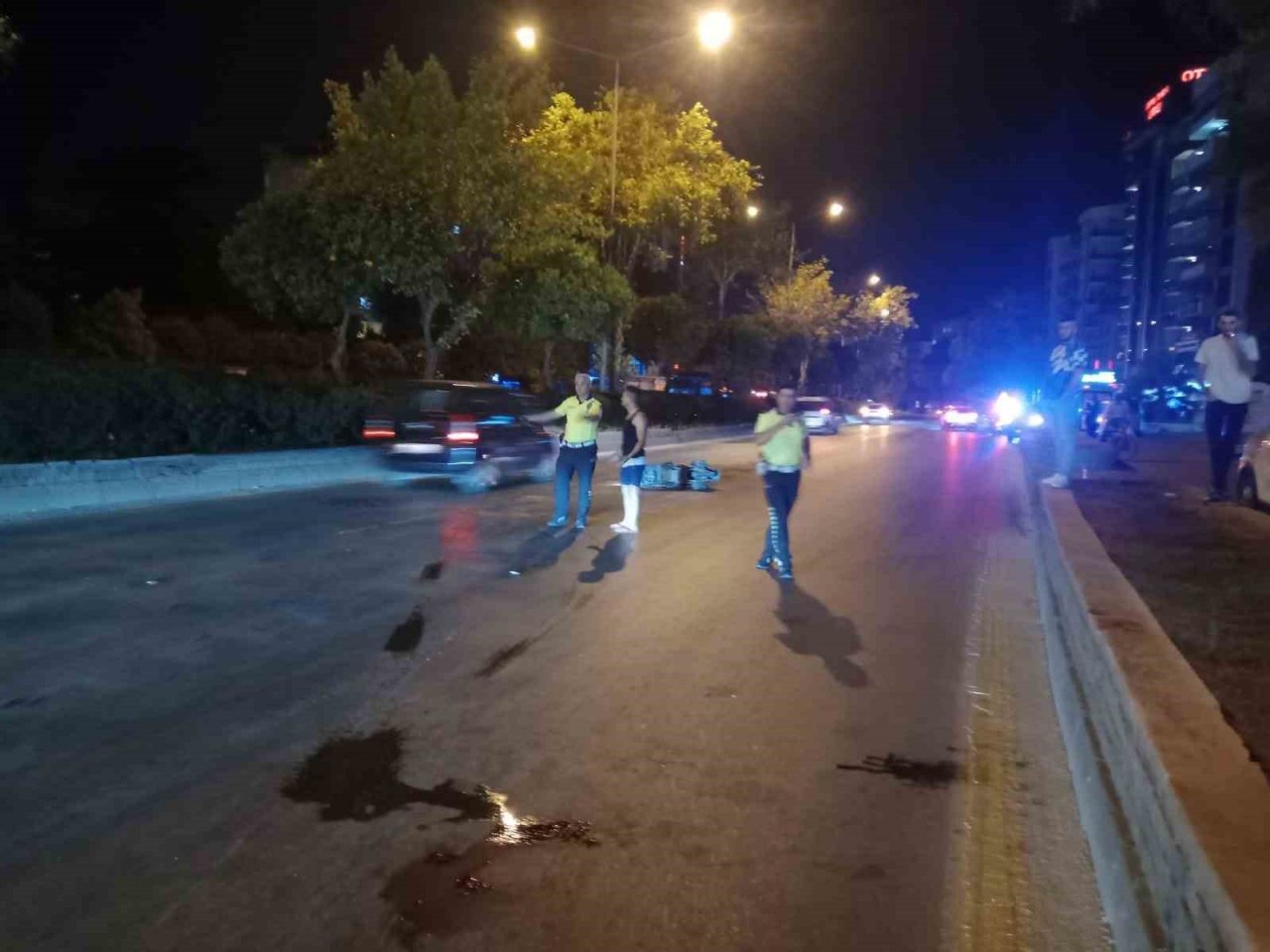 Refüje çarpan sürücü yaralandı