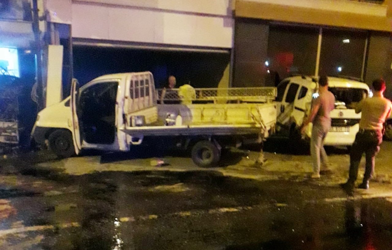 Park halindeki araçlara çarpan kamyonet devrildi: 1 yaralı