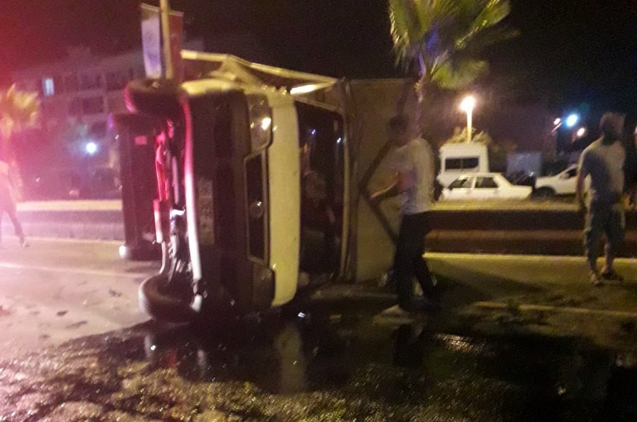 Park halindeki araçlara çarpan kamyonet devrildi: 1 yaralı