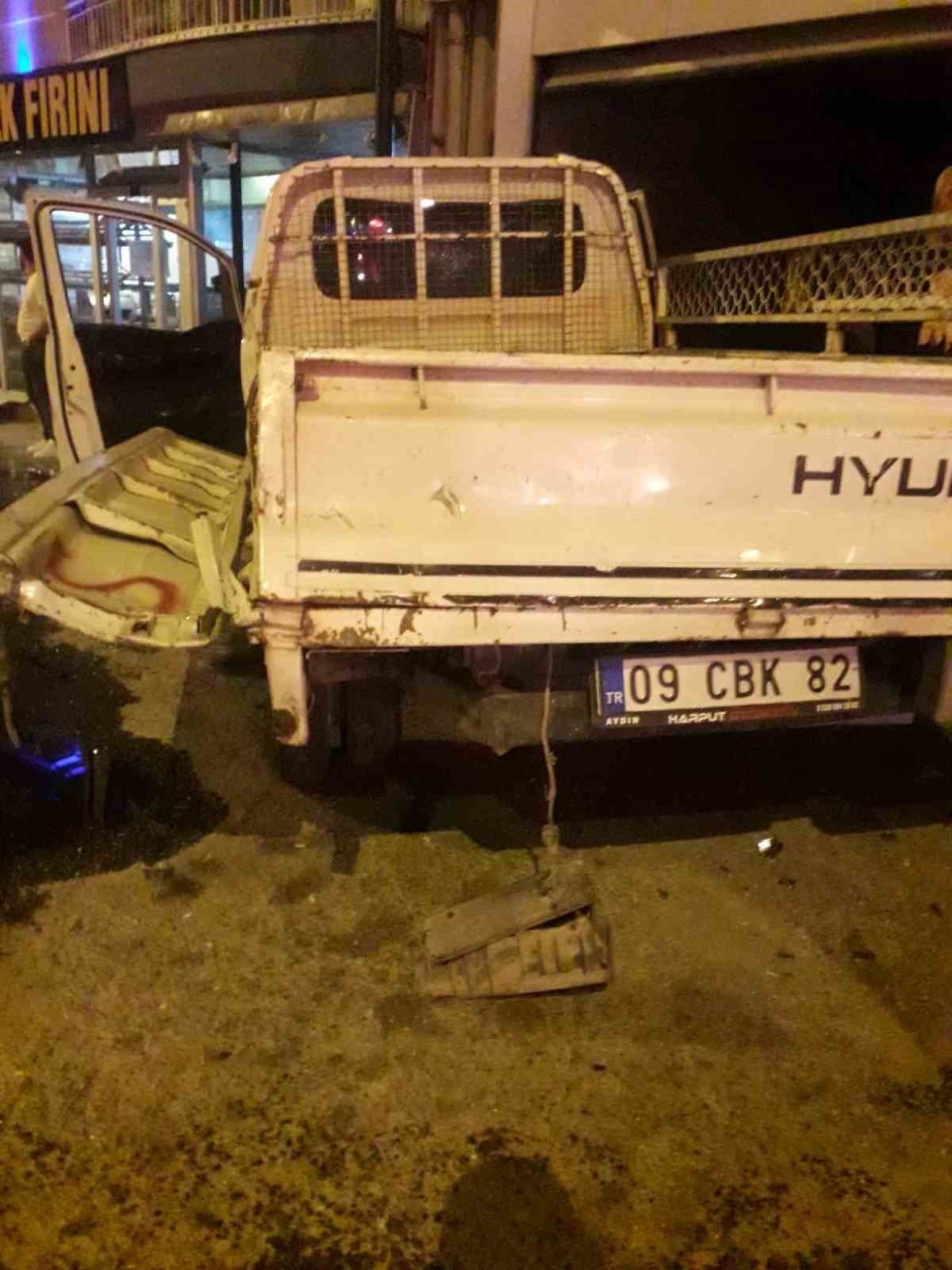 Park halindeki araçlara çarpan kamyonet devrildi: 1 yaralı