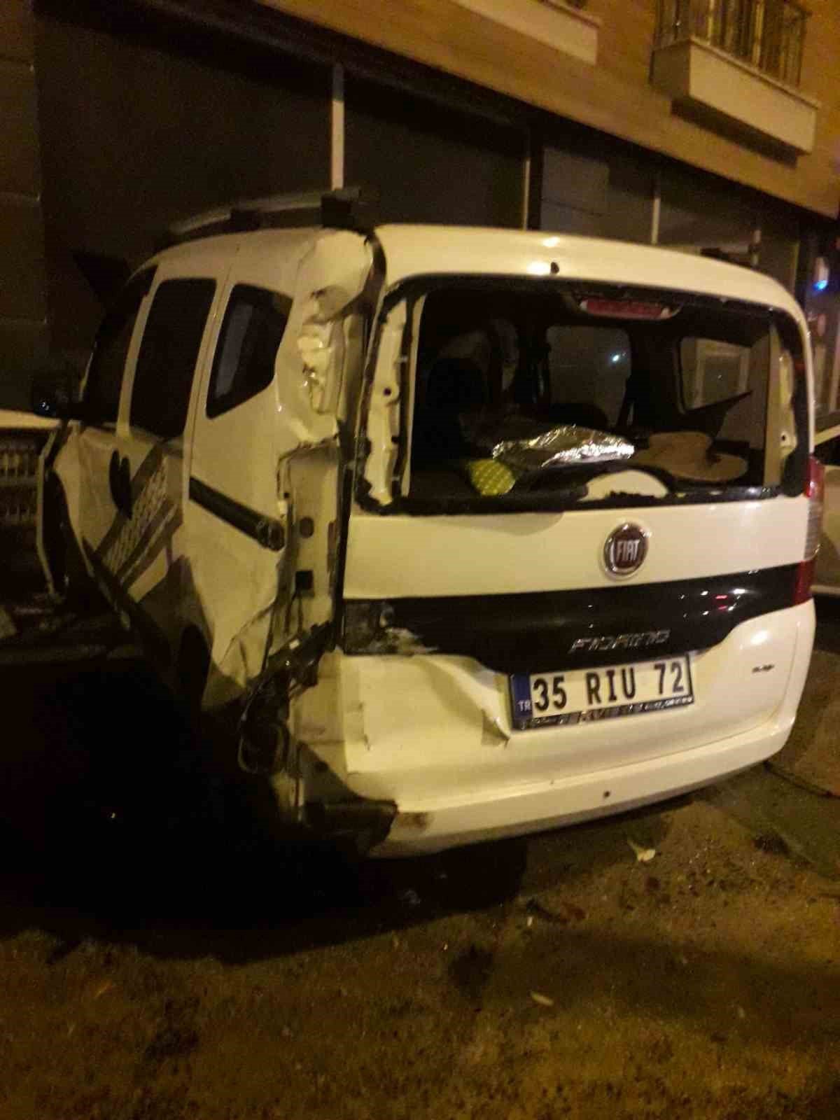 Park halindeki araçlara çarpan kamyonet devrildi: 1 yaralı