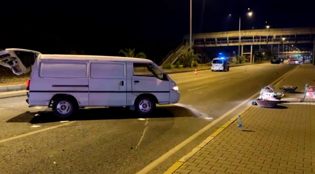 Edremit’te panelvan ile çarpışan otomobil takla attı