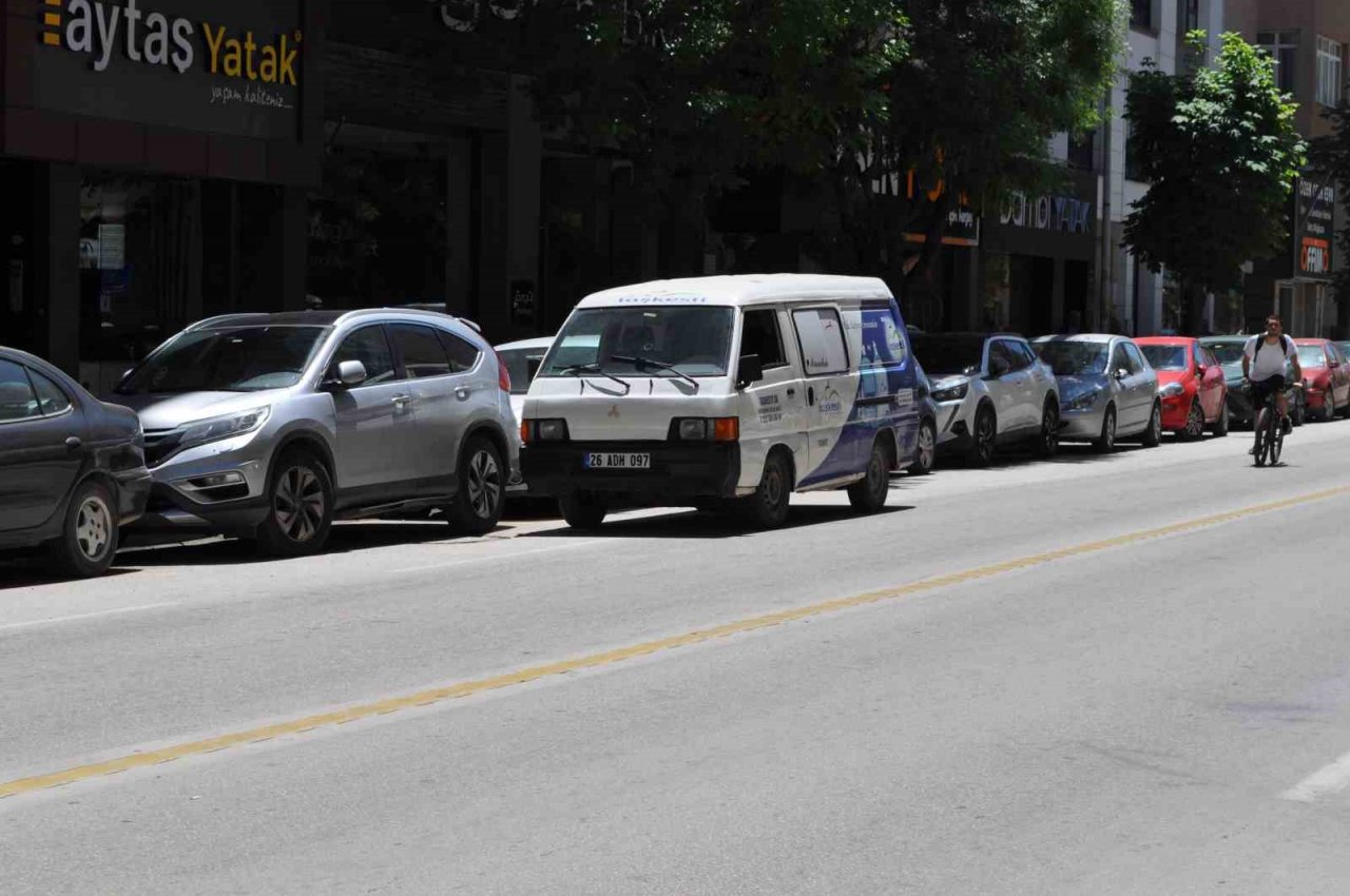 Mobilyacıların yoğun olduğu caddede otopark sıkıntısı yaşanıyor