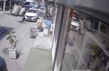 Otomobil yolun karşısına geçen bisikletliye böyle çarptı