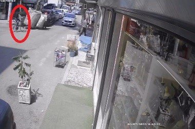 Otomobil yolun karşısına geçen bisikletliye böyle çarptı