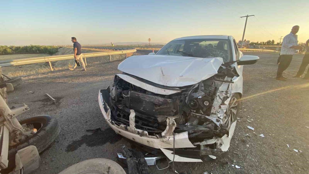 Tekstil işçilerini taşıyan minibüs ile otomobil çarpıştı: 7 yaralı