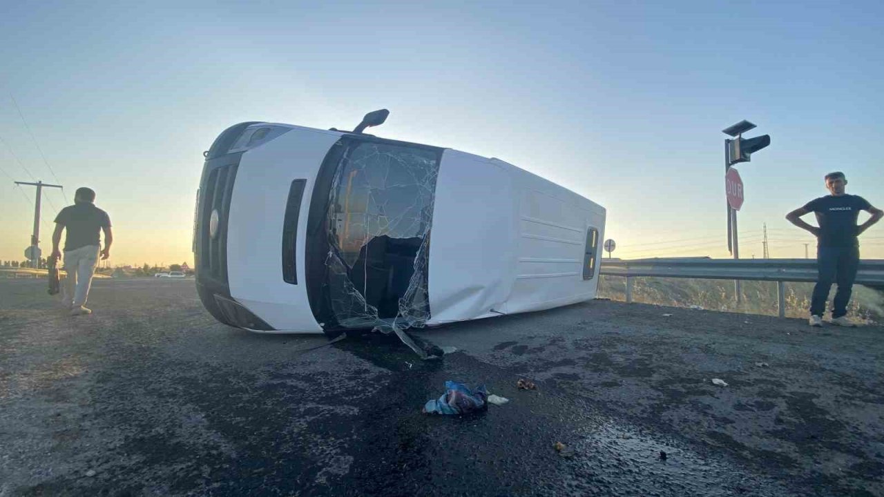 Tekstil işçilerini taşıyan minibüs ile otomobil çarpıştı: 7 yaralı